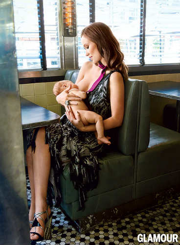 Olivia Wilde breastfeeding  son Otis
